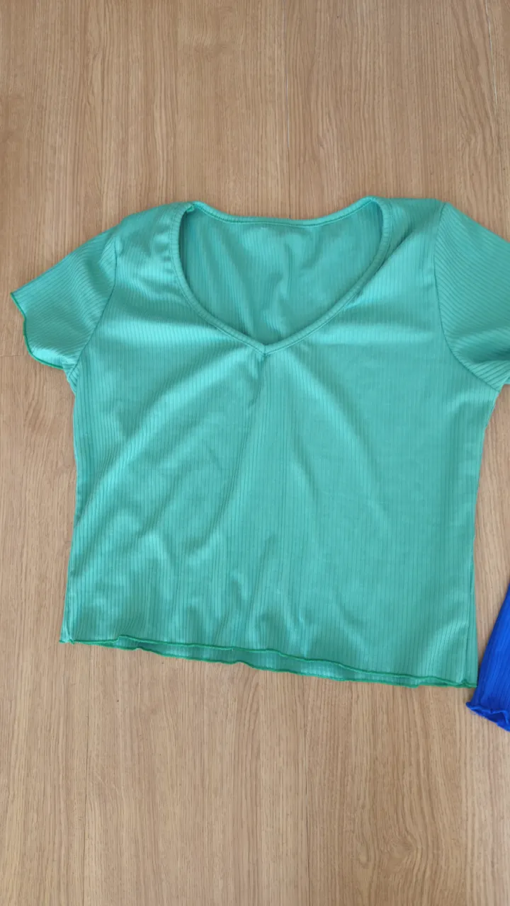 Tops de cuello alto y corte ajustado, disponibles en verde y azul. Ideales para un look moderno y versátil. Pack *2 .
