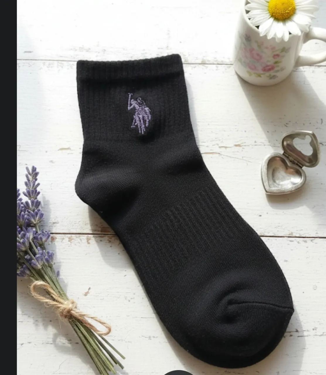 Medias cortas negras con bordado de logo de caballo en color lila. Ideales para el día a día. Medida de media del 35 a 38.