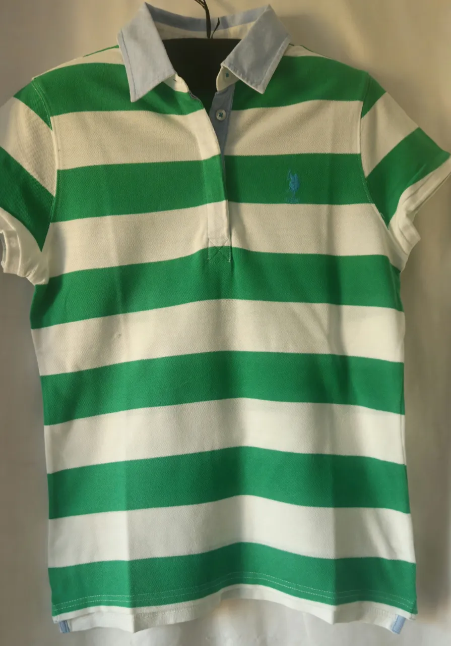 Remera polo de mujer a rayas verdes y blancas de la marca U.S. Polo Assn. Talle L. Con cuello celeste y logo bordado.