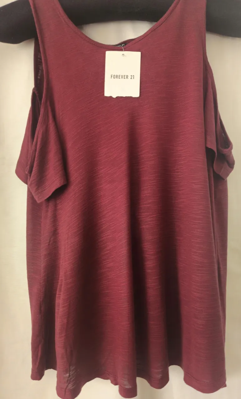Blusa de mujer Forever 21, color borgoña, con detalle de encaje en la espalda y hombros descubiertos. Ideal para un look casual y fresco.