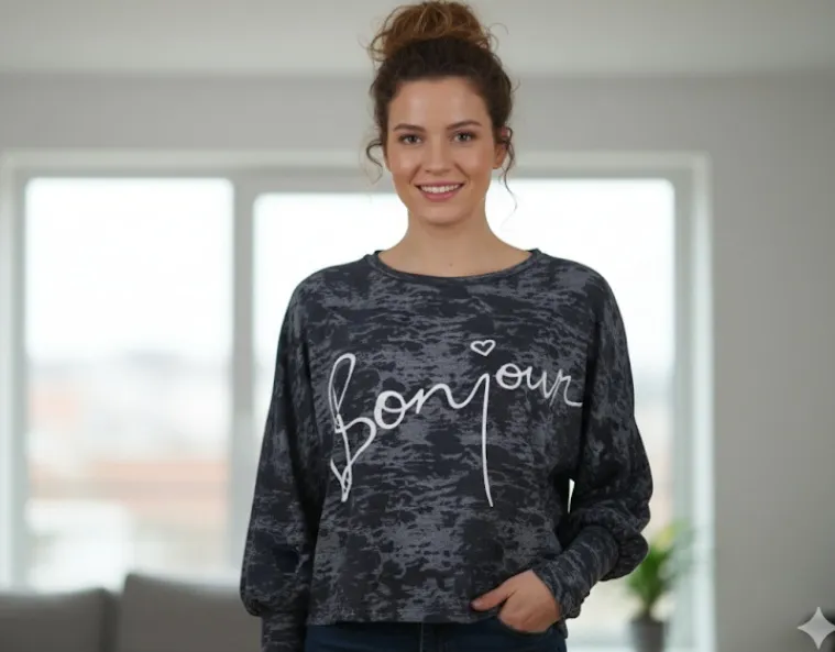 Remera manga larga estampada con la palabra "bonjour" y un corazón. Diseño moderno y casual, ideal para el día a día.