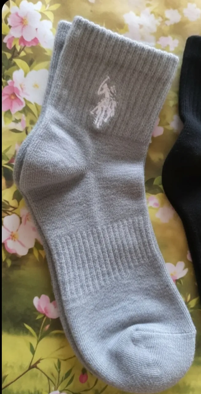 Medias tobilleras grises con logo de caballo bordado en blanco. Ideales para el día a día o para complementar tu look deportivo. Medida de media del 35 al 38.