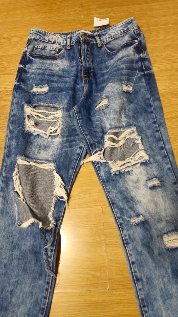 Jeans de mujer Forever 21, tiro medio, con roturas y efecto gastado. Talle 26.