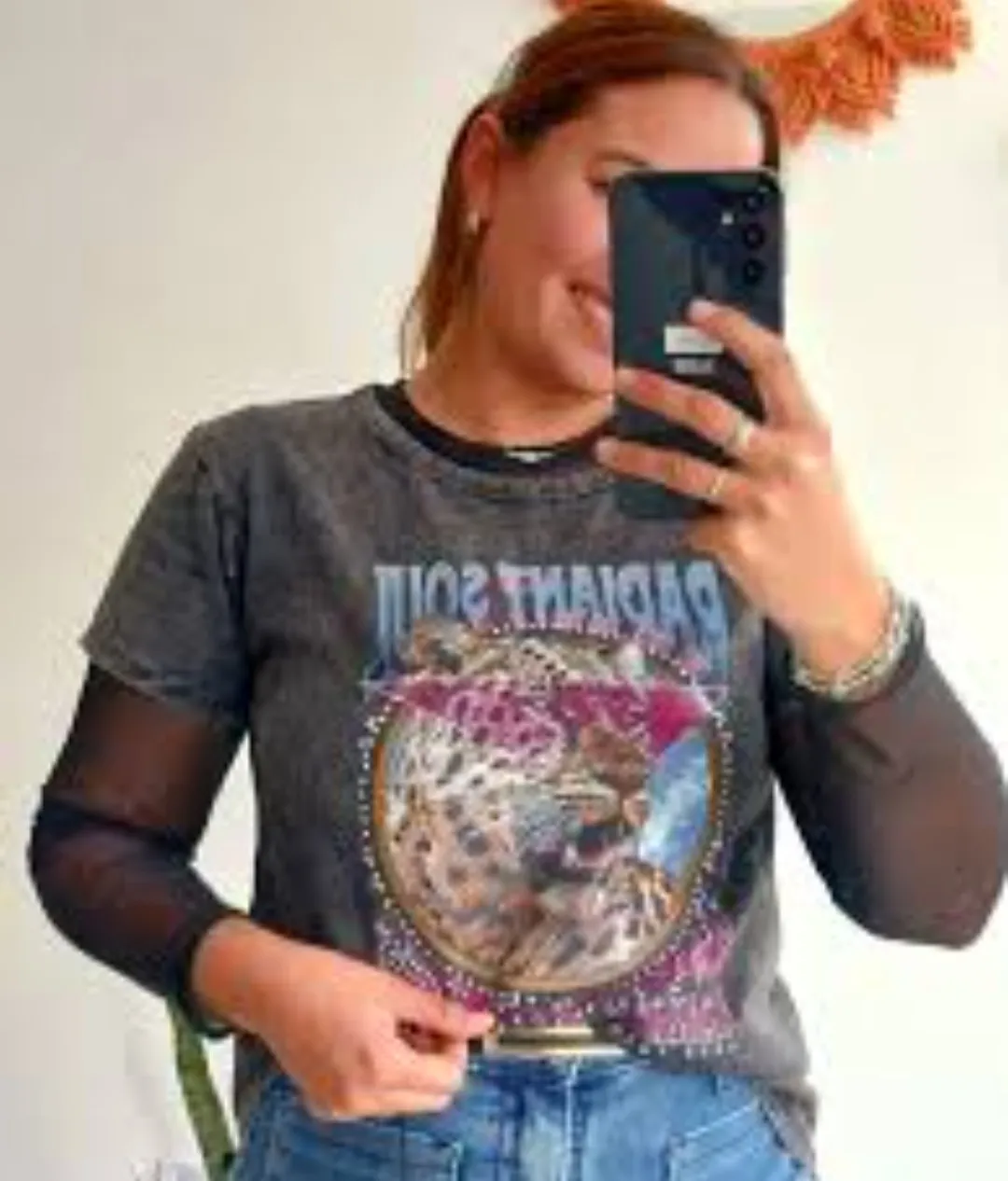 Remera de mujer con estampado "Radiant Soul" y diseño de leopardo. Estilo vintage con mangas 3/4 de red. Ideal para un look casual y con onda.