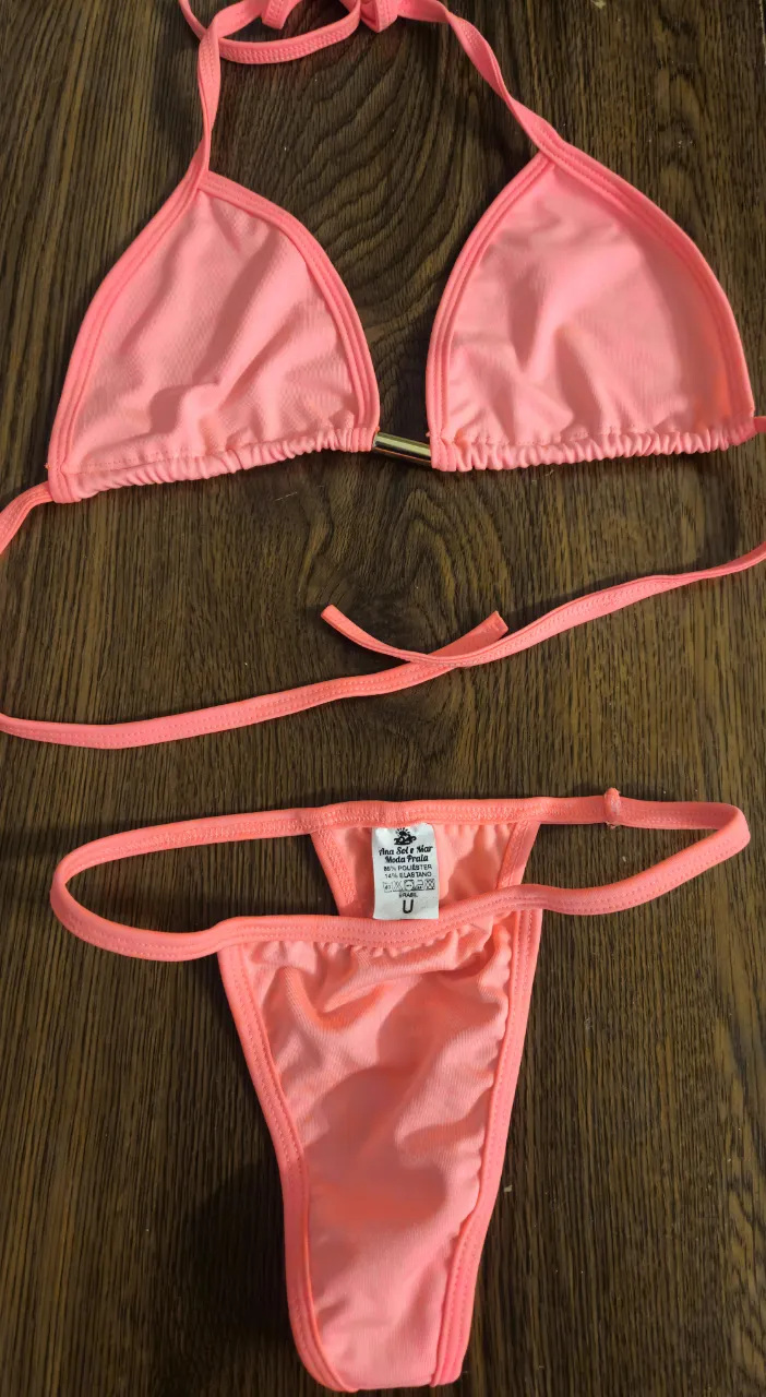 Conjunto de bikini rosa, con corpiño triangular y bombacha colaless. Ideal para la playa o pileta. Brasil
