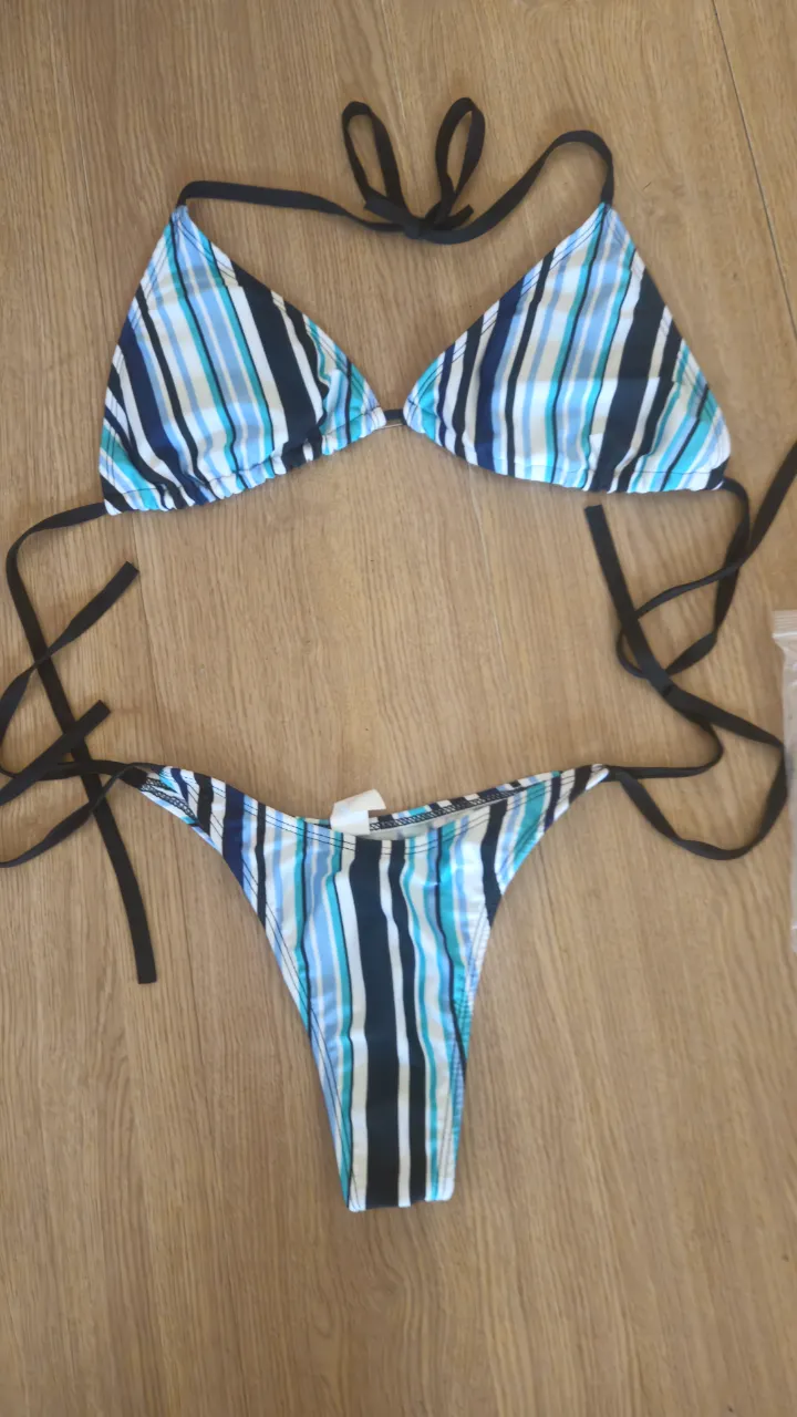 Conjunto de bikini a rayas azul y blanco, con corpiño triangular y bombacha cavada. Ideal para la playa o pileta.