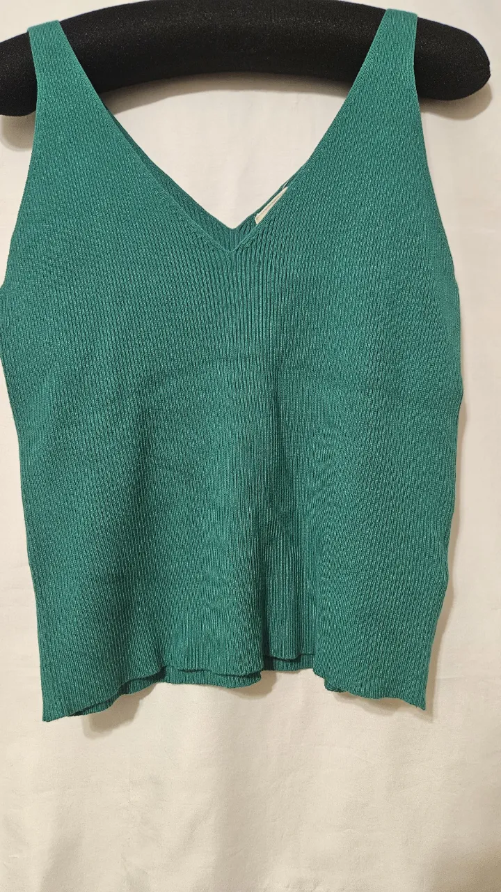 Top tejido de mujer, con escote en V y tirantes anchos. Ideal para un look casual y fresco. Brasil.