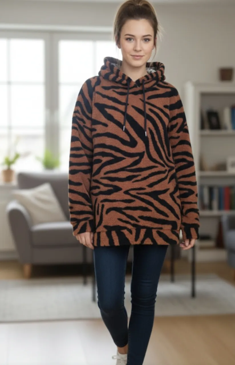 Buzo canguro con estampa de cebra en naranja y negro. Ideal para un look canchero y cómodo.