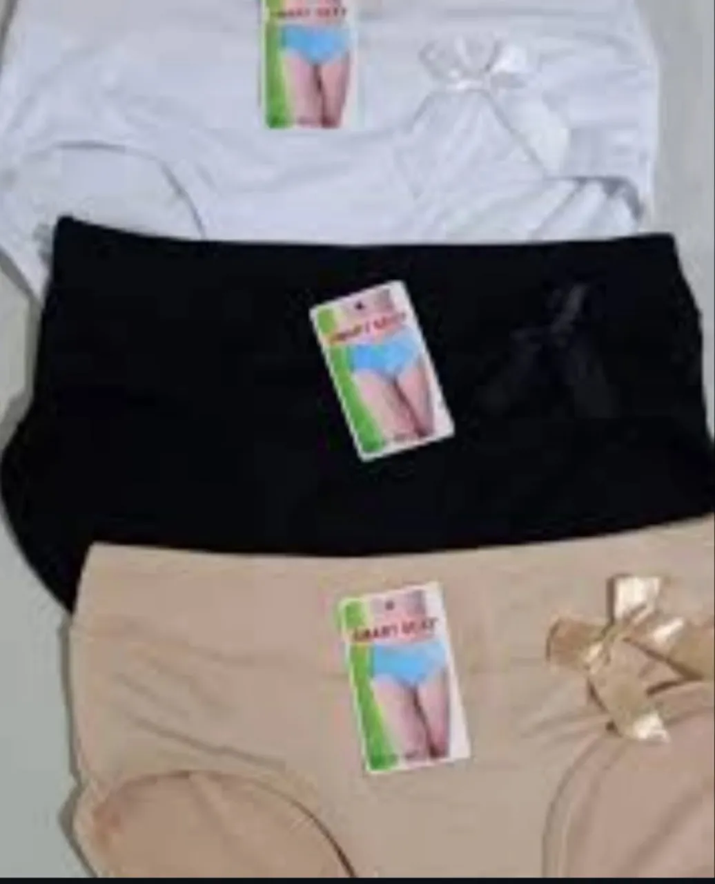 Bombachas de algodón, disponibles en  negro y beige. Con moño decorativo y etiqueta de la marca. 
