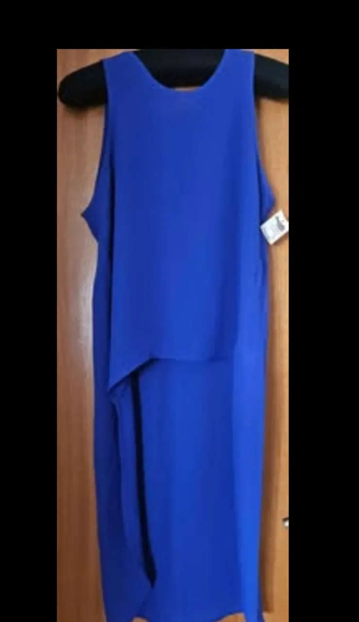 Vestido midi azul, sin mangas, con un diseño asimétrico que le da un toque moderno y elegante. Ideal para eventos especiales o salidas.