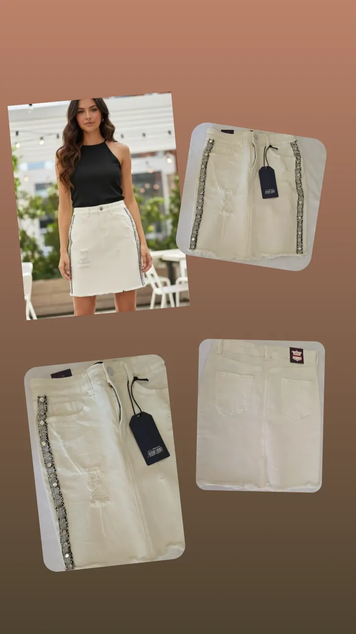 Pollera de jean blanca, tiro alto, con roturas y detalles de strass y tachas en los laterales. El ruedo es desflecado. Ideal para un look canchero y moderno. Panamá.