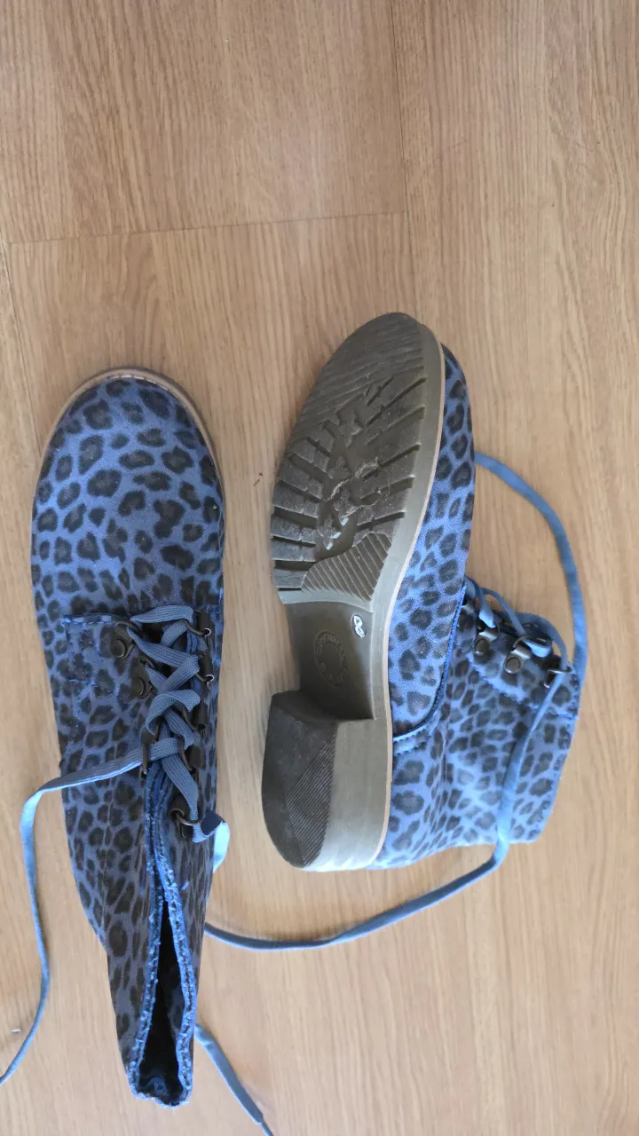 Botitas de gamuza con estampa de leopardo en azul y negro. Tienen cordones para ajustar y un taco bajo. Ideales para un look canchero y moderno.