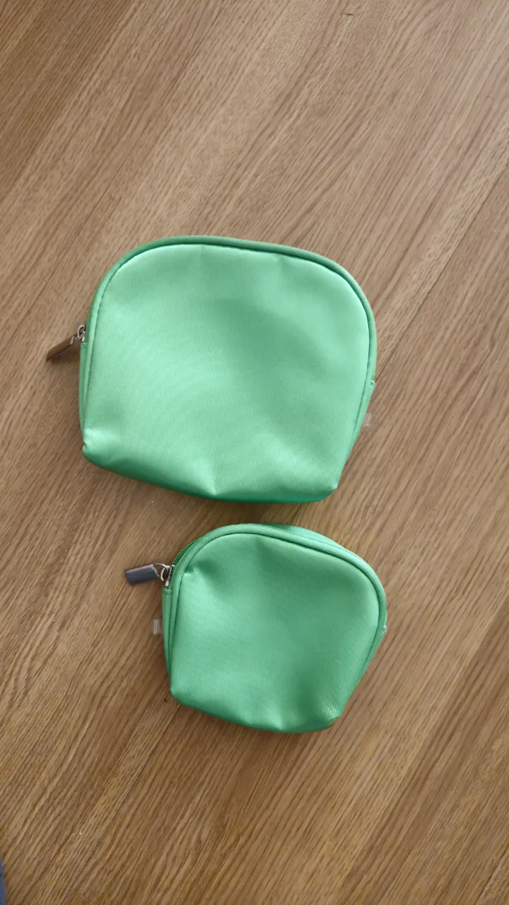 Set de dos neceseres verdes, ideales para organizar tus cosméticos y artículos de aseo. Perfectos para viajes o para mantener tus cosas ordenadas en casa. Diseño compacto y funcional.