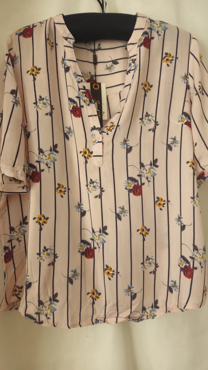 Blusa de mujer con estampado floral y rayas verticales. Diseño con cuello en V y mangas cortas. Ideal para un look casual y fresco.