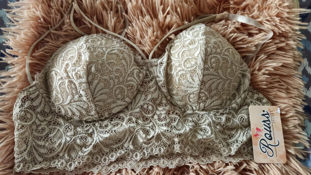 Conjunto de lencería de encaje color crudo, ideal para un look romántico y delicado. Perfecto para ocasiones especiales o para sentirte cómoda y femenina en tu día a día.
