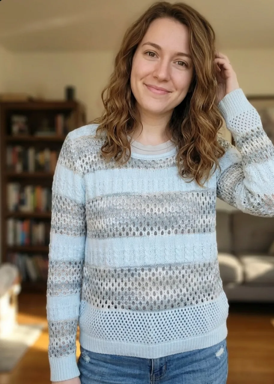 Sweater de tejido a rayas con detalles calados. Manga larga y cuello redondo.