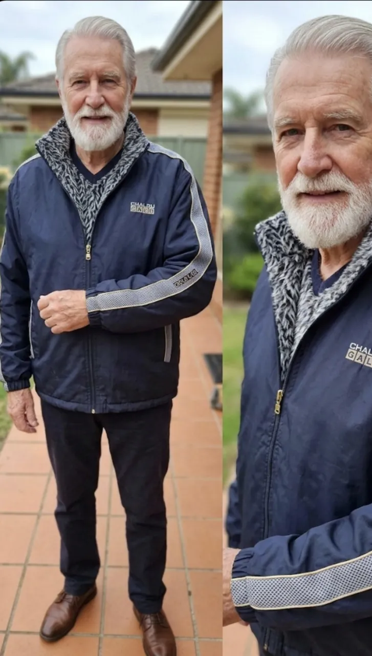 Campera de abrigo azul marino con interior de peluche gris. Posee detalles de diseño en las mangas y cuello. Ideal para los días fríos Impecable.