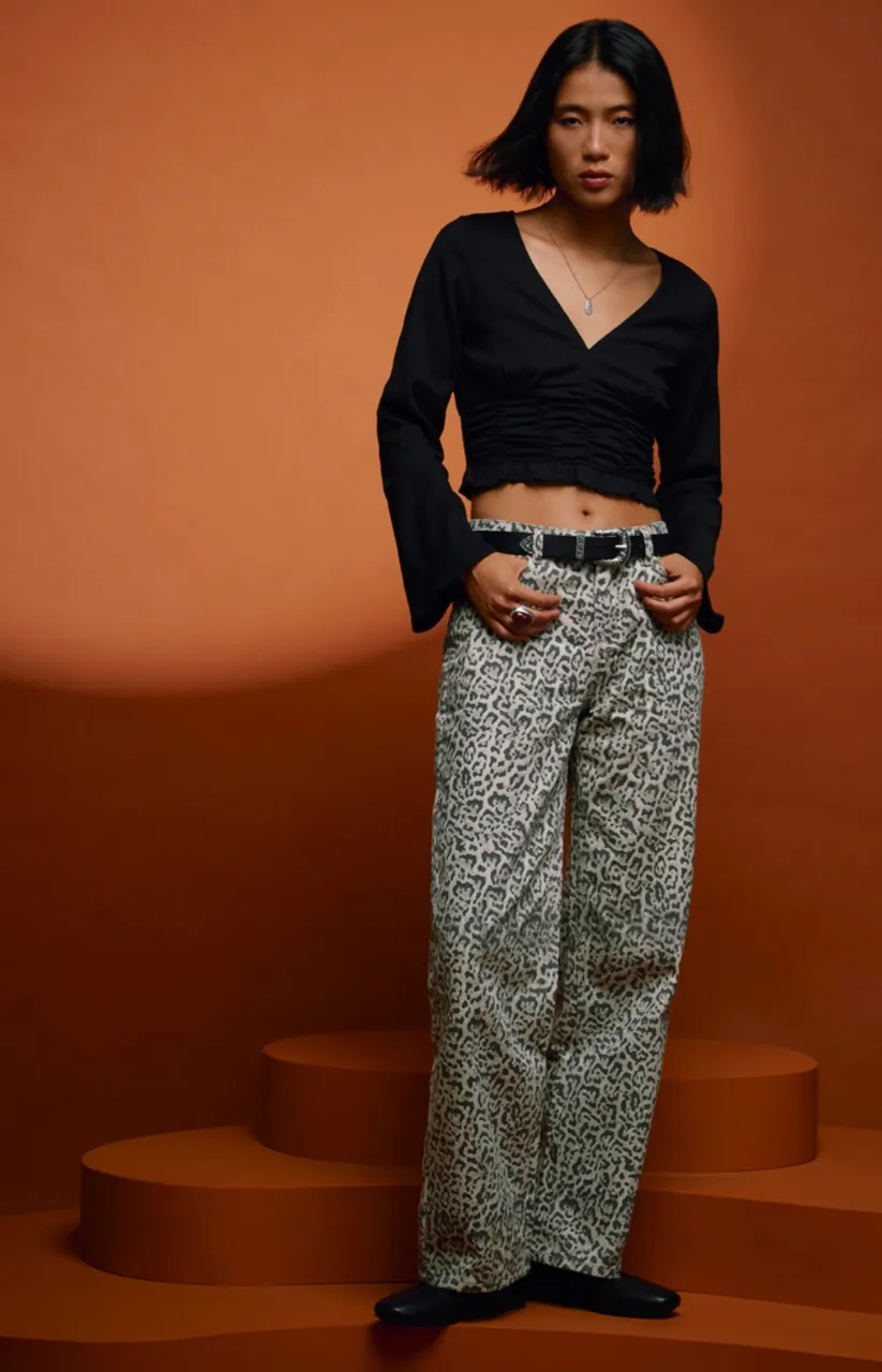 Remera negra manga larga con escote en V y fruncido en la cintura. Posee mangas acampanadas. Chile.