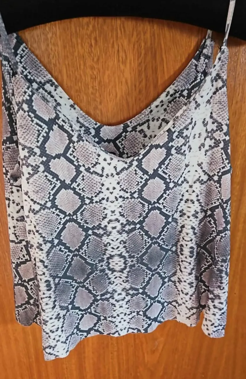 Top de mujer con estampado de serpiente. Escote en V y tiras finas. Ideal para un look moderno y audaz.