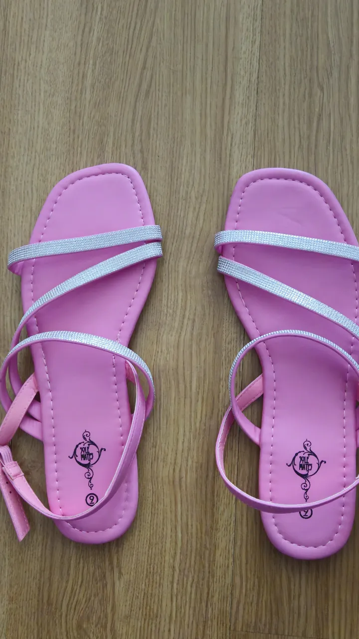 Sandalias rosas con tiras plateadas con brillos, ideales para un look fresco y femenino. Perfectas para el verano.