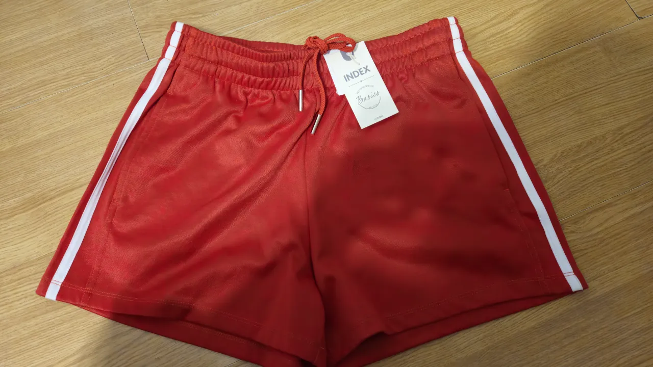 Short deportivo rojo con detalles blancos. Ideal para actividades físicas o uso casual. Marca Index Basics.