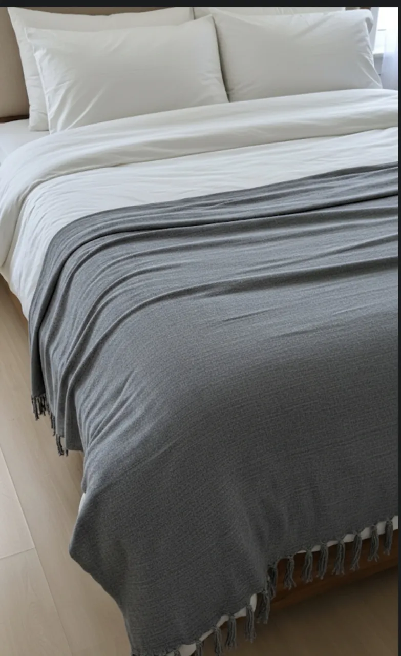 Manta de tejido suave con flecos, ideal para sumar confort a tu hogar o para llevarla a donde quieras. Perfecta para los días frescos o para un momento de relax. Medida 230*180 cm.