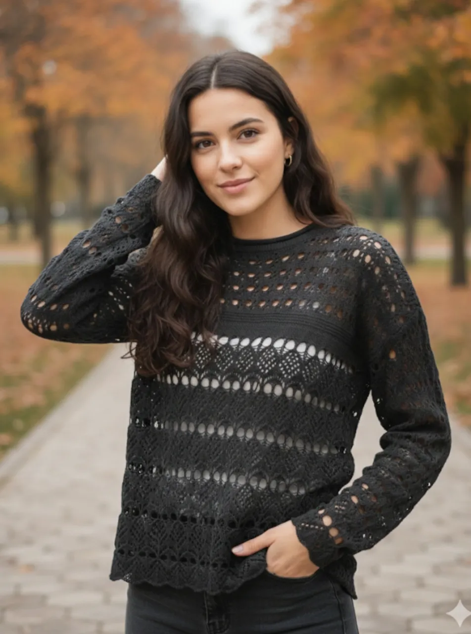 Sweater de hilo negro con detalles de tejido calado y diseño de rayas. Ideal para un look canchero y cómodo. Talle 40.