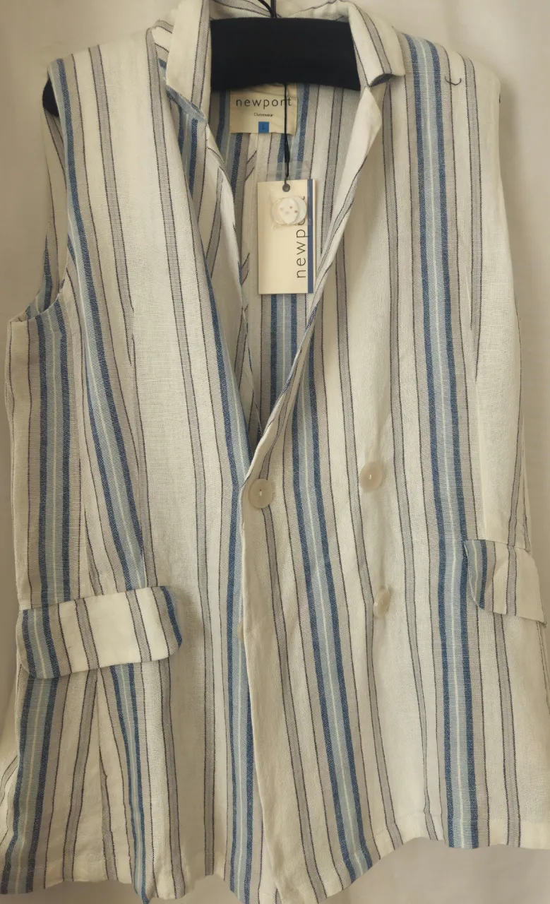 Chaleco Newport a rayas en blanco y azul, con botones y bolsillos. Ideal para un look casual y moderno.