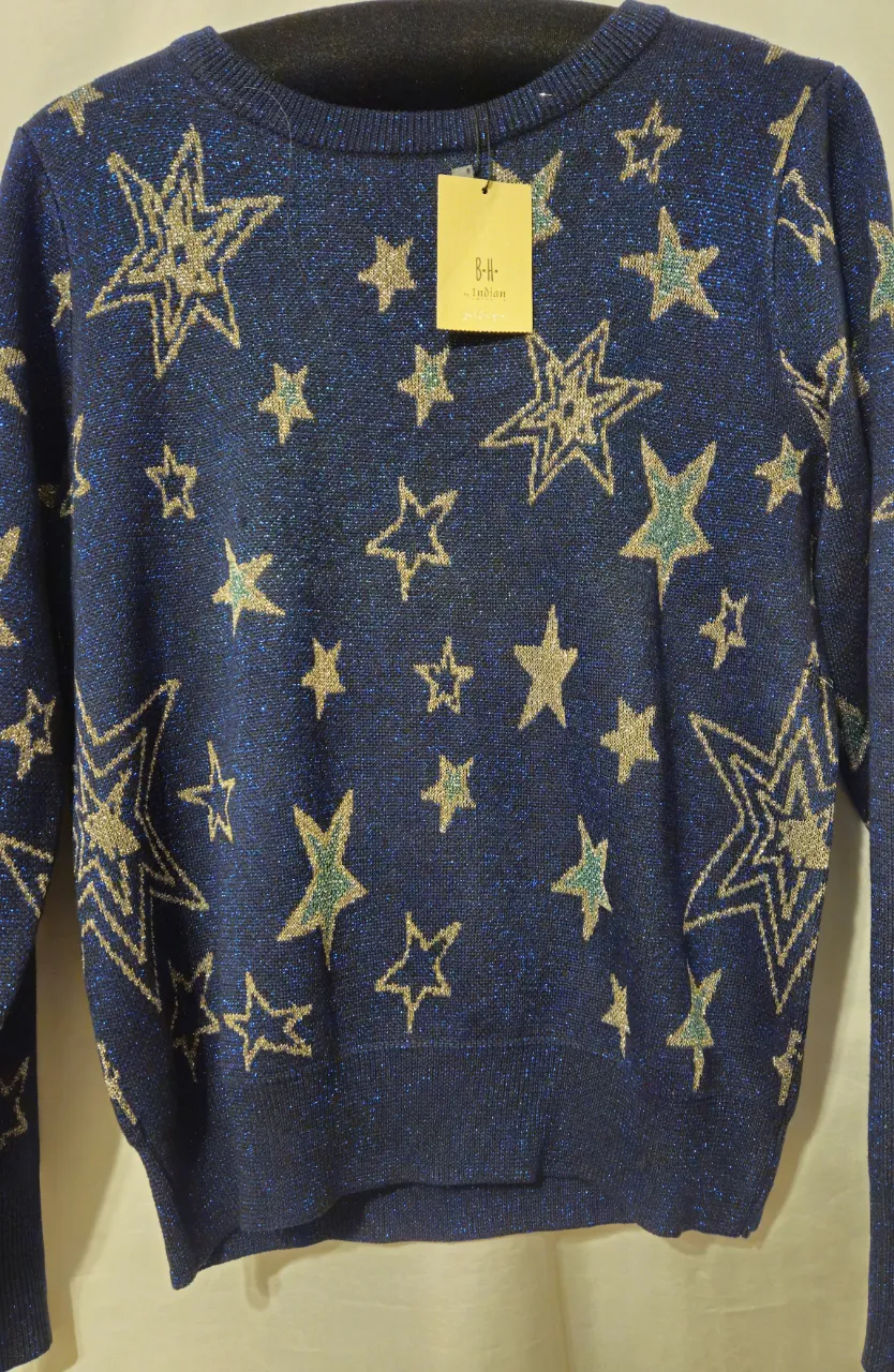 Sweater de mujer azul con estampado de estrellas doradas y celestes. Ideal para un look casual y canchero. Marca B-H by Indian.