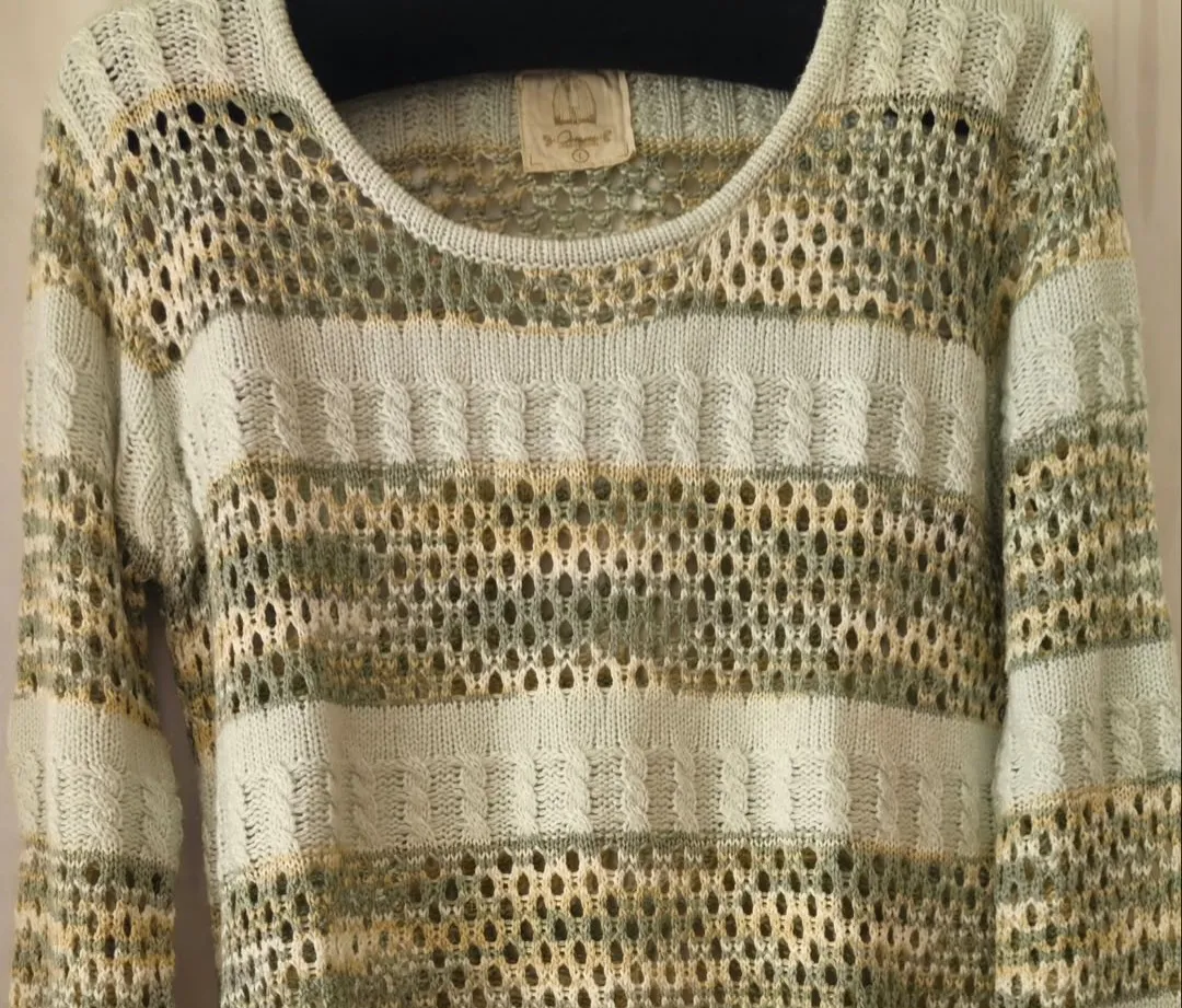 Sweater de mujer tejido con diseño calado a rayas horizontales. Combina tonos verde, blanco y amarillo. Ideal para un look casual y fresco.
