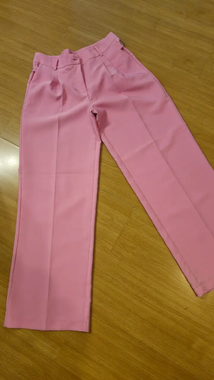 Pantalón sastrero rosa, talle M. Ideal para un look elegante y moderno.