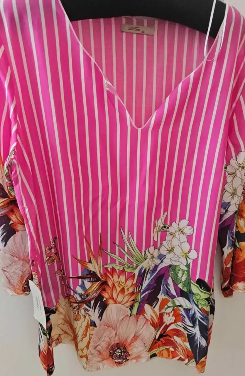 Blusa de mujer con estampado floral y rayas verticales en rosa y blanco. Cuello en V y mangas 3/4. Ideal para un look fresco y primaveral.