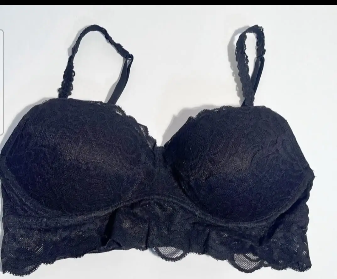 Corpiño de encaje negro, ideal para usar debajo de blusas o vestidos. Diseño delicado y femenino.