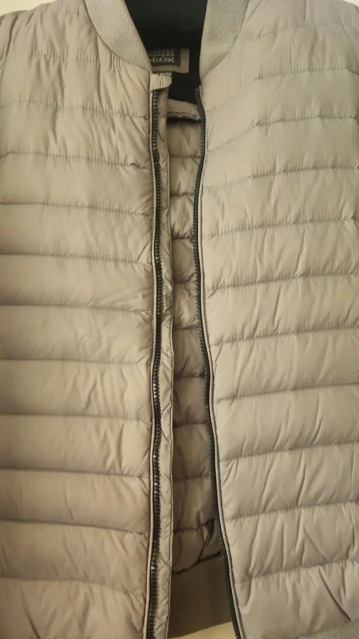 Campera de pluma Geox para hombre, color gris, ideal para el invierno. Cuenta con cierre y un diseño acolchado.