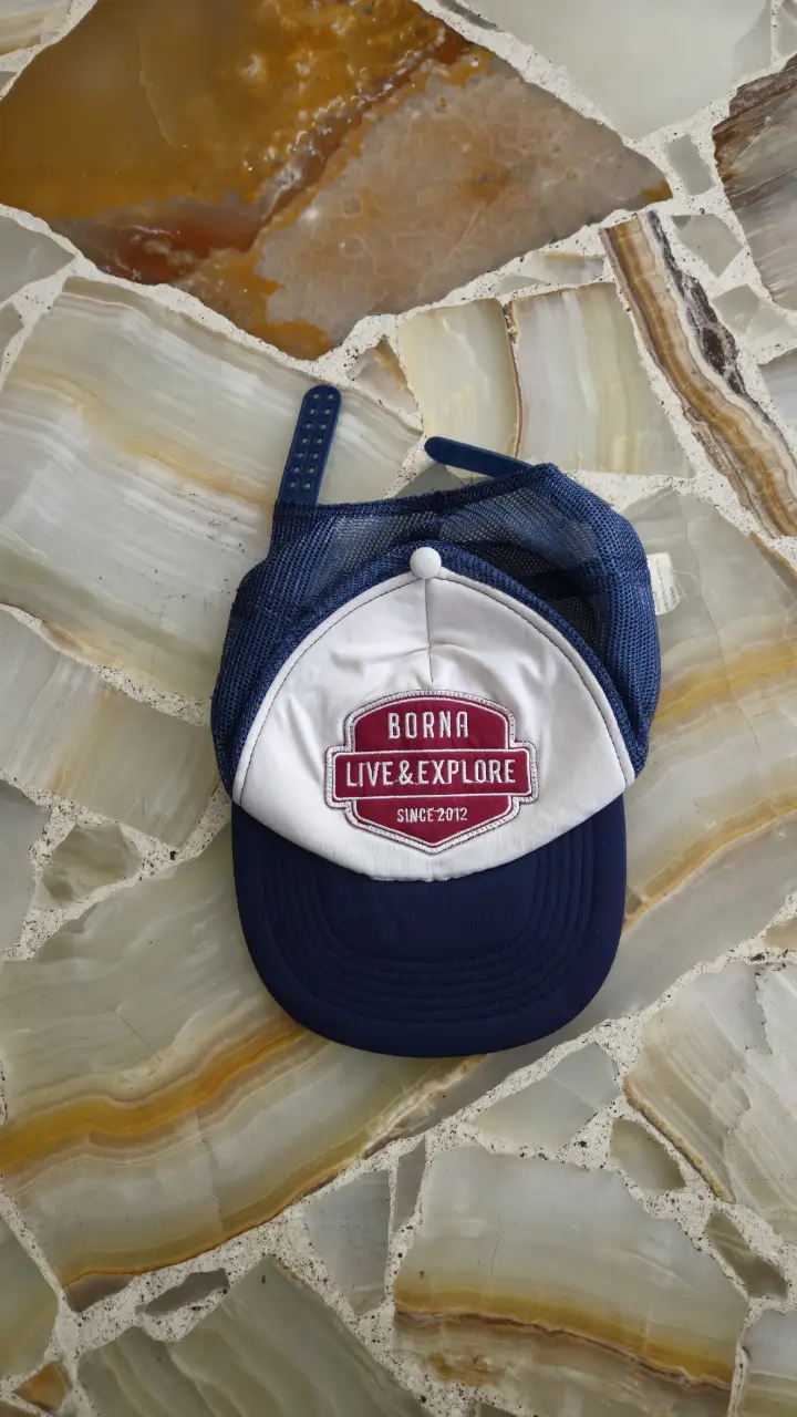 Gorra trucker azul marino con frente blanco y logo bordado. Ideal para un look casual y urbano.
