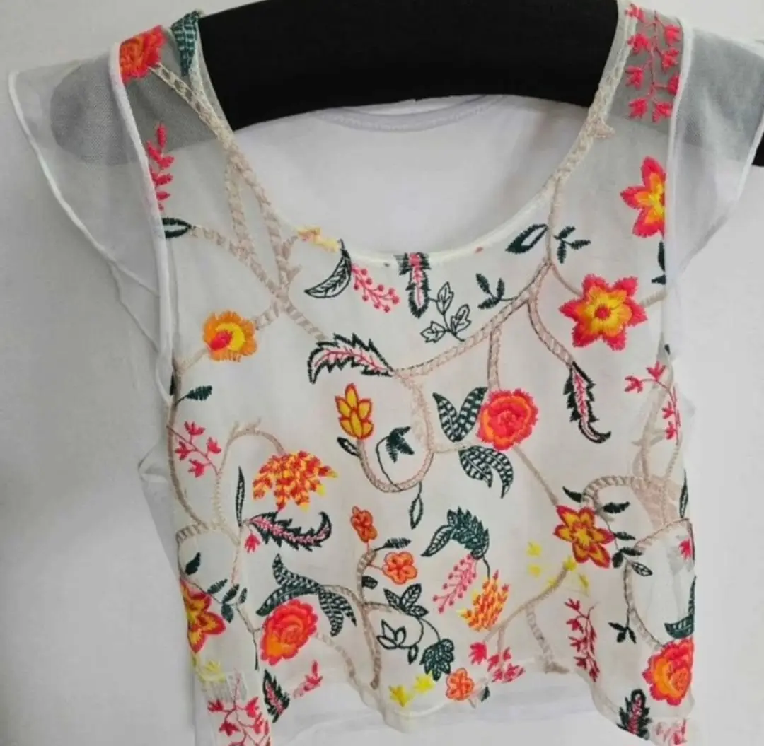 Blusa de mujer con bordado floral en tul transparente. Ideal para un look bohemio y romántico. Perfecta para salidas casuales o eventos especiales.