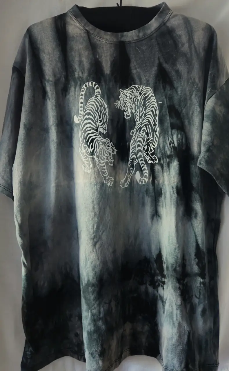 Remera tie dye con estampado de tigres. Diseño oversize, ideal para un look urbano y canchero. Perfecta para combinar con jeans o shorts.