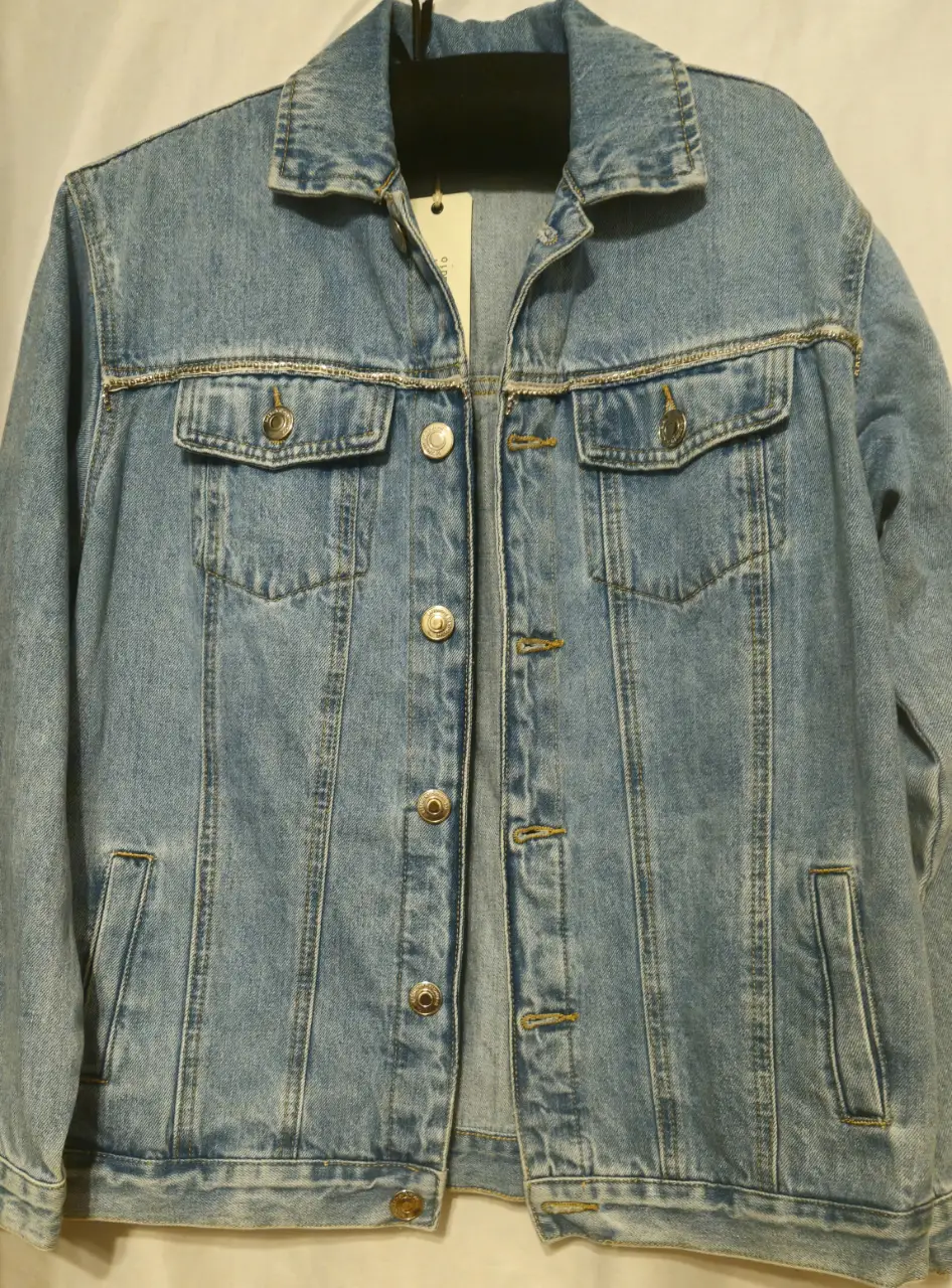 Campera de jean celeste con detalles plateado en el frente y espalda. Ideal para un look canchero y con onda. Medida de sisa a sisa 44 cm , largo 65 cm .