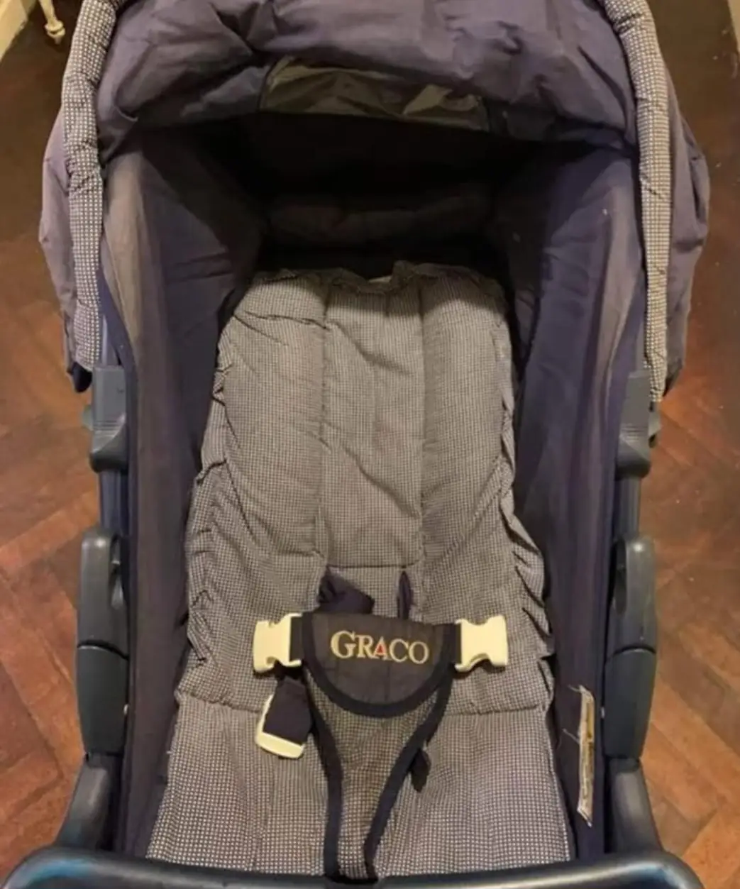 Cochecito Graco usado, azul y gris, con cinturones de seguridad y capota. Ideal para paseos.