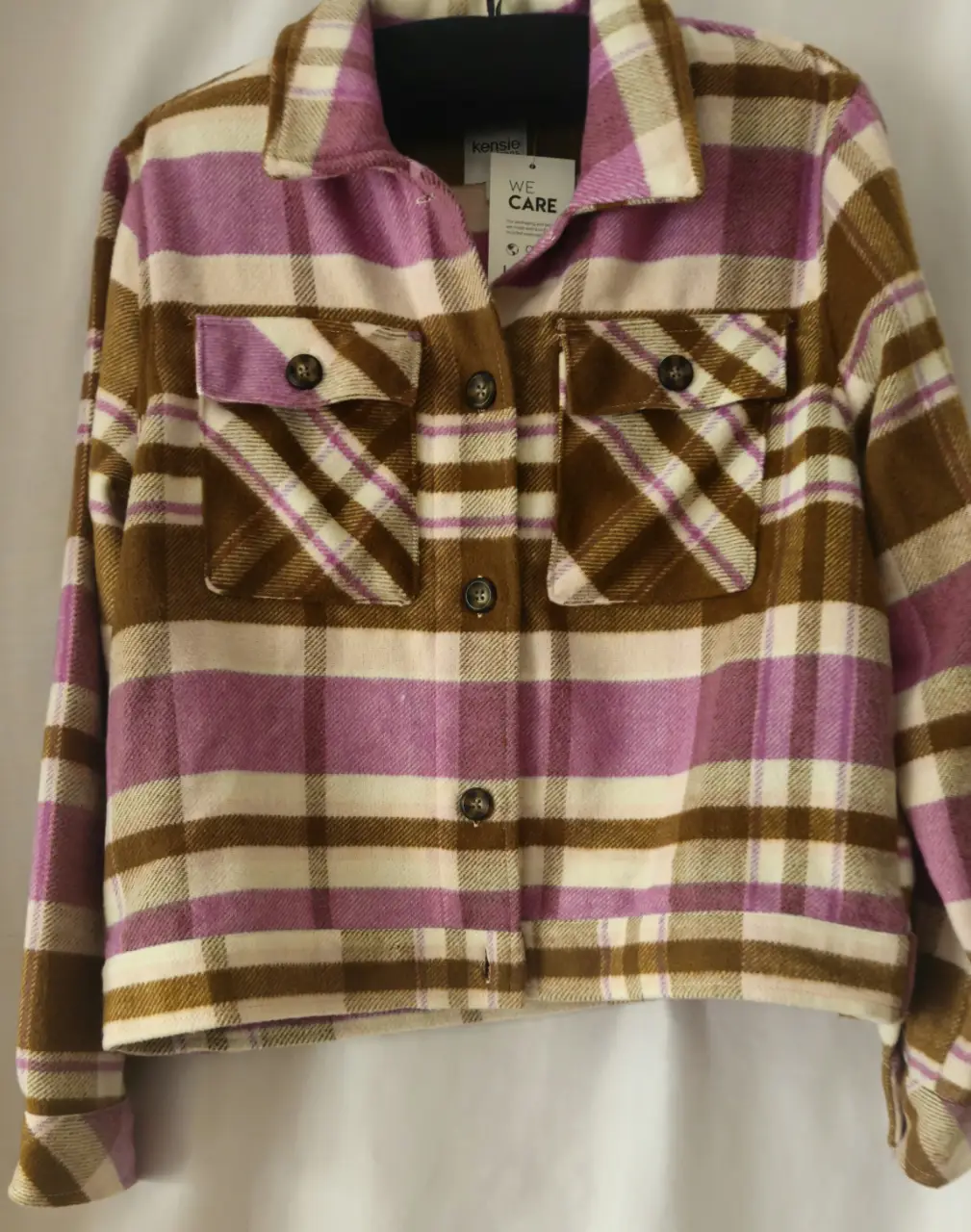Blazer a cuadros Kensie, con bolsillos delanteros y botones. Ideal para un look casual y abrigado.