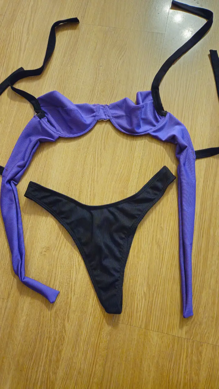 Conjunto de bikini con corpiño estilo top en color violeta y bombacha negra. Ideal para la playa o pileta.