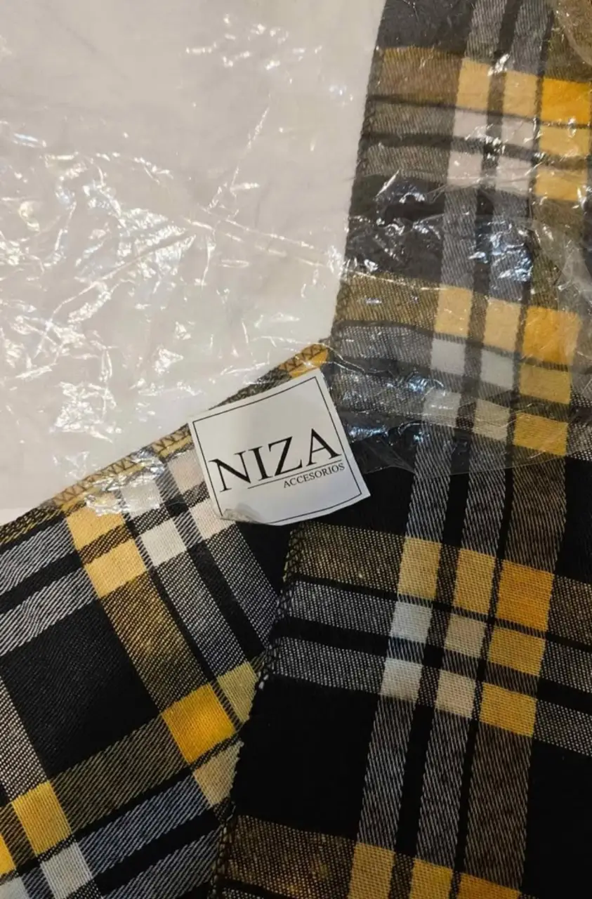 Paamina cuadros en tonos amarillo, negro y blanco. Ideal para un look casual y canchero.