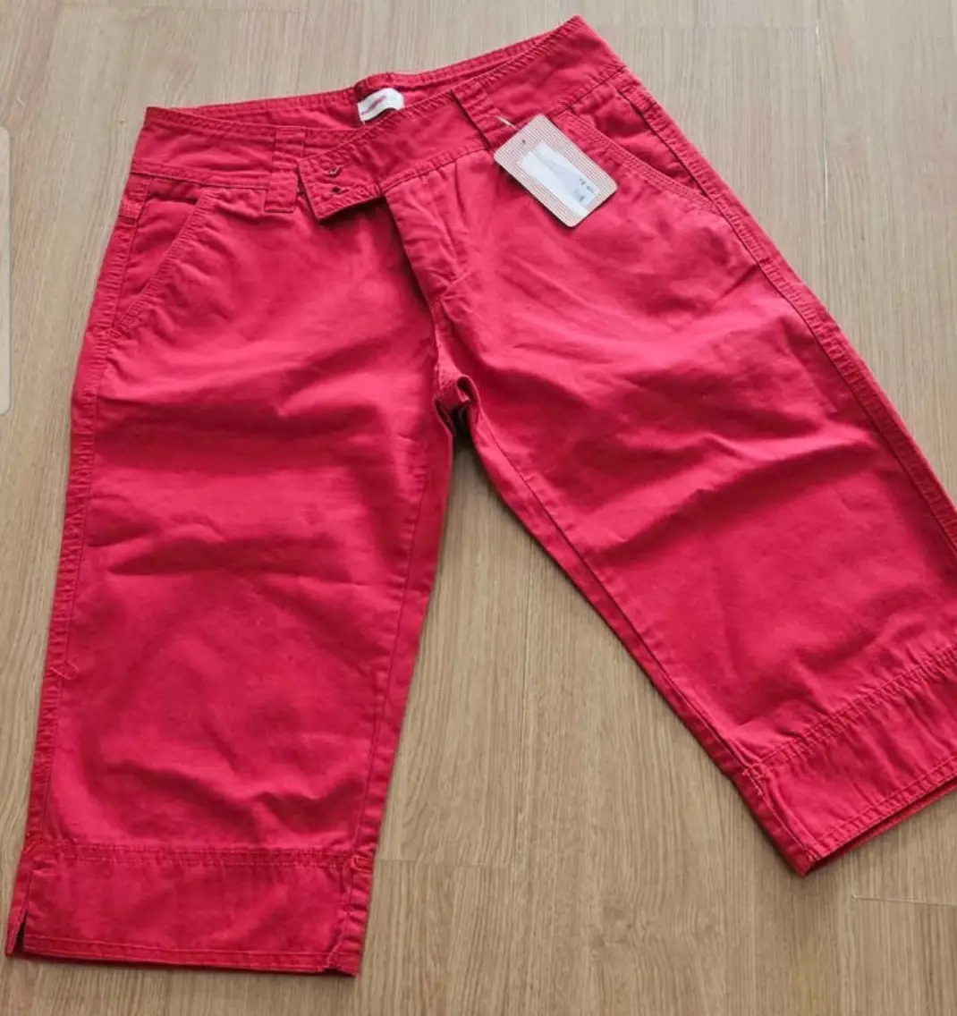 Pantalón capri rojo, ideal para un look casual y fresco. Confeccionado en tela de algodón, este pantalón ofrece comodidad y estilo. Perfecto para combinar con tus outfits de verano.