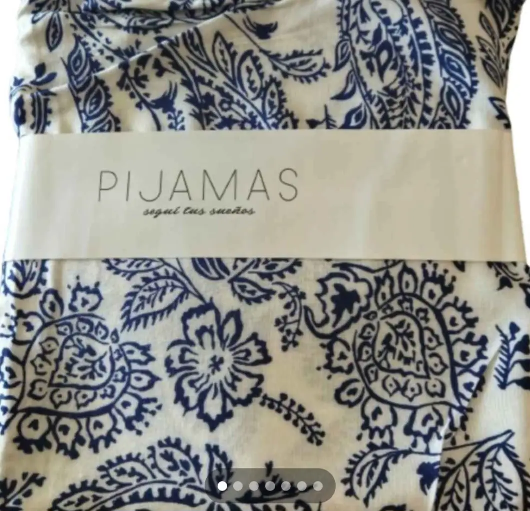 Camisón con estampado floral en tonos azul y blanco. La parte superior es una blusa con tirantes ajustables y volados en el borde inferior. 