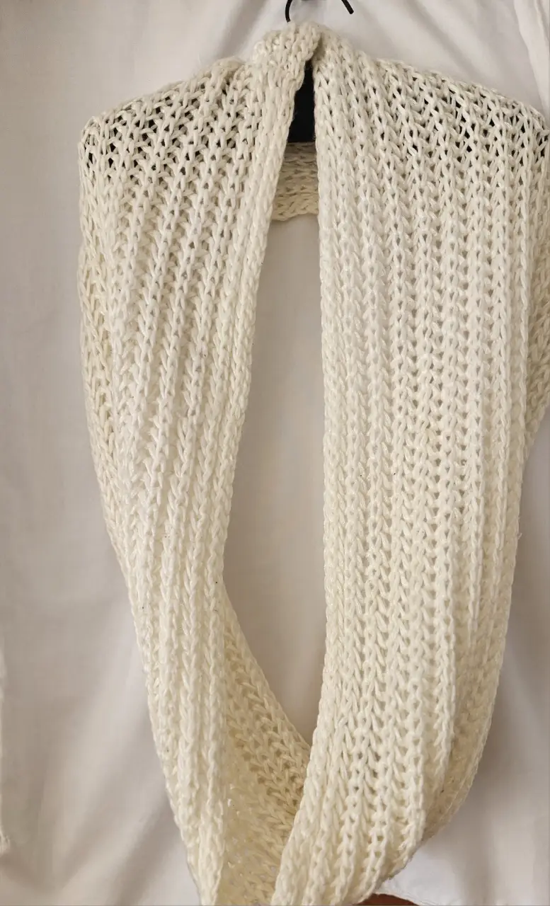 Bufanda circular de tejido grueso en color blanco. Ideal para abrigar y complementar cualquier look de invierno.