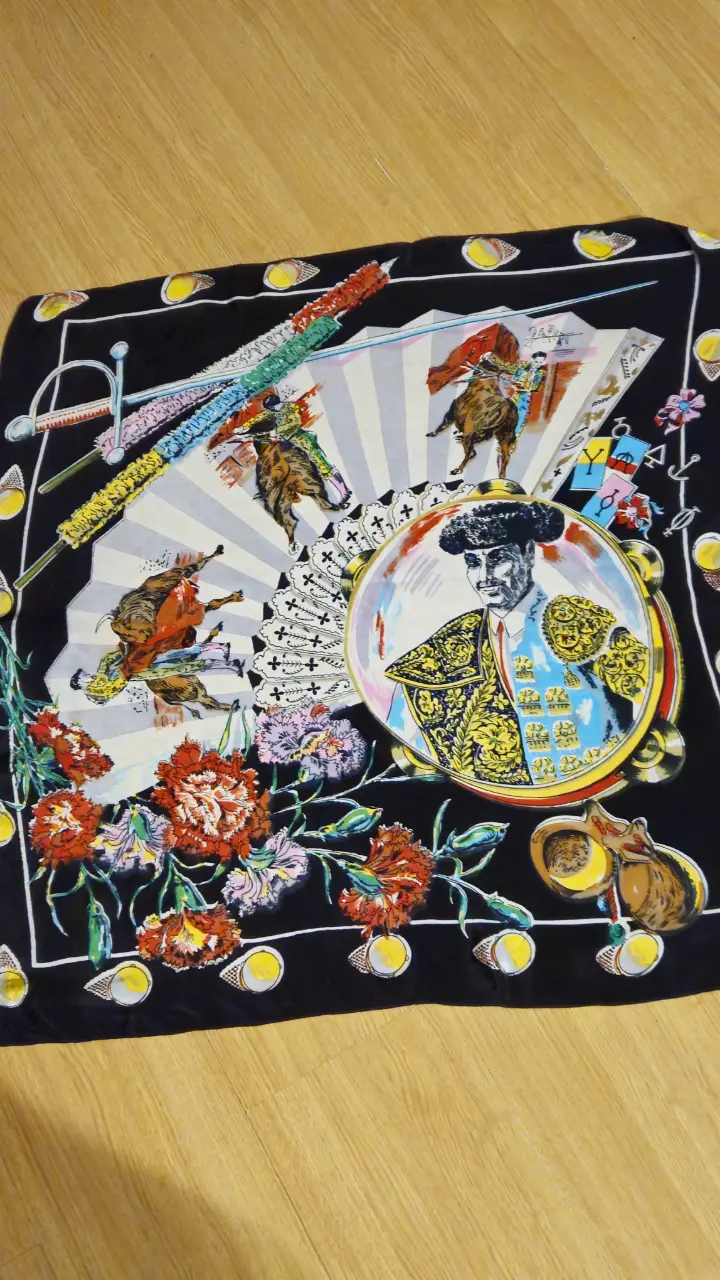 Pañuelo cuadrado de seda con estampado taurino. Diseño con motivos de toreros, toros y elementos de la tauromaquia. Ideal para un look vintage y con estilo. Medida 75*75 cm .