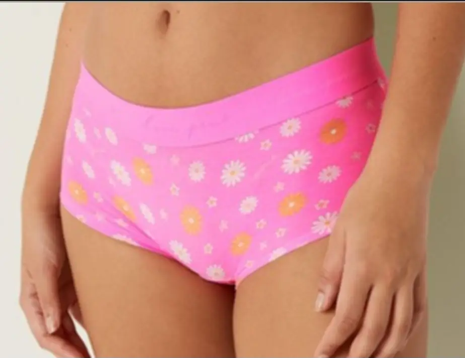 Bombacha de corte boxer en color rosa con estampado de flores. Ideal para un look cómodo y femenino.