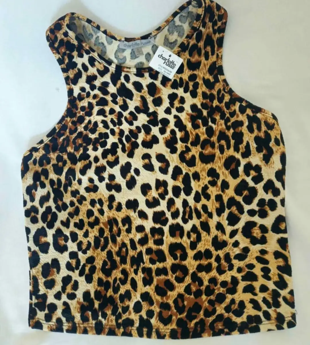 Top musculosa de mujer con estampado de leopardo. Diseño con espalda descubierta y detalles de tiras. Ideal para un look casual y moderno.