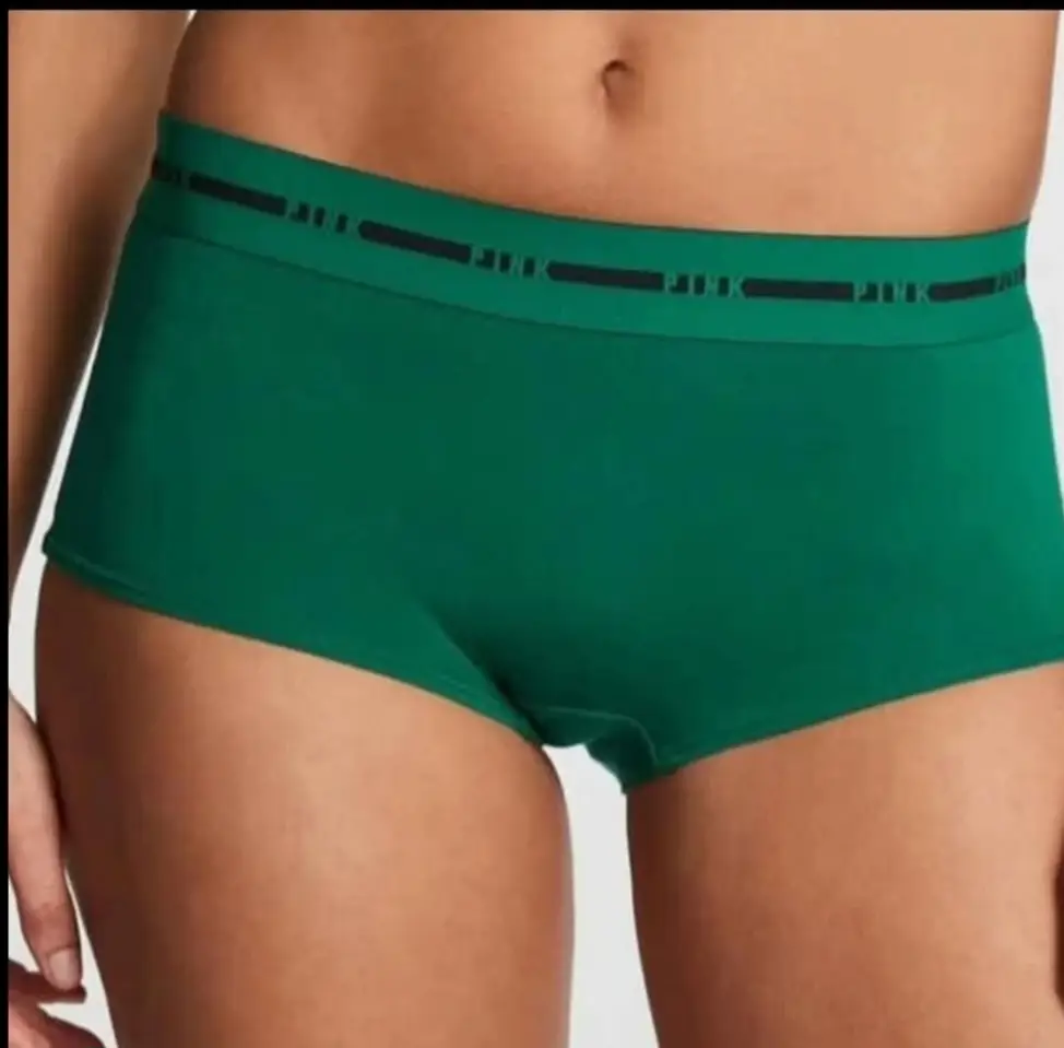 Bombacha de corte boxer en color verde. Con cintura elastizada con detalle de la marca. Ideal para uso diario.