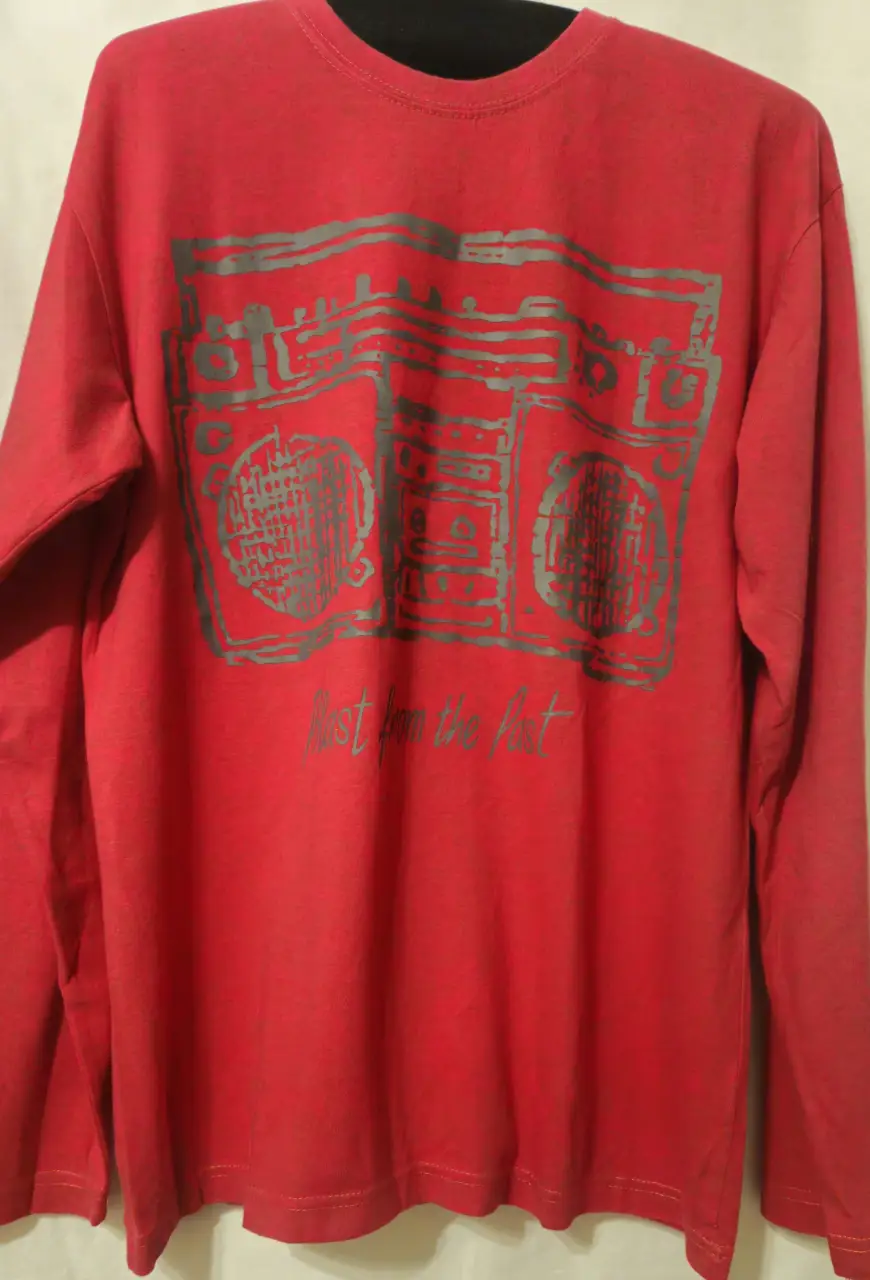 Remera manga larga roja con estampado de radio retro en color gris. Ideal para un look casual y con onda.